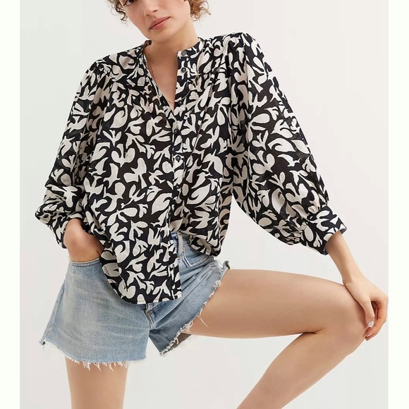 Anthropologie Tops - Danielle Kroll For Anthropologie Whimsy Buttondown Size Medium